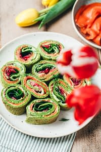 Wraps d’épinard au saumon fumé d’Alaska, crème d’avocat et crudités – une idée de brunch healthy pour Pâques