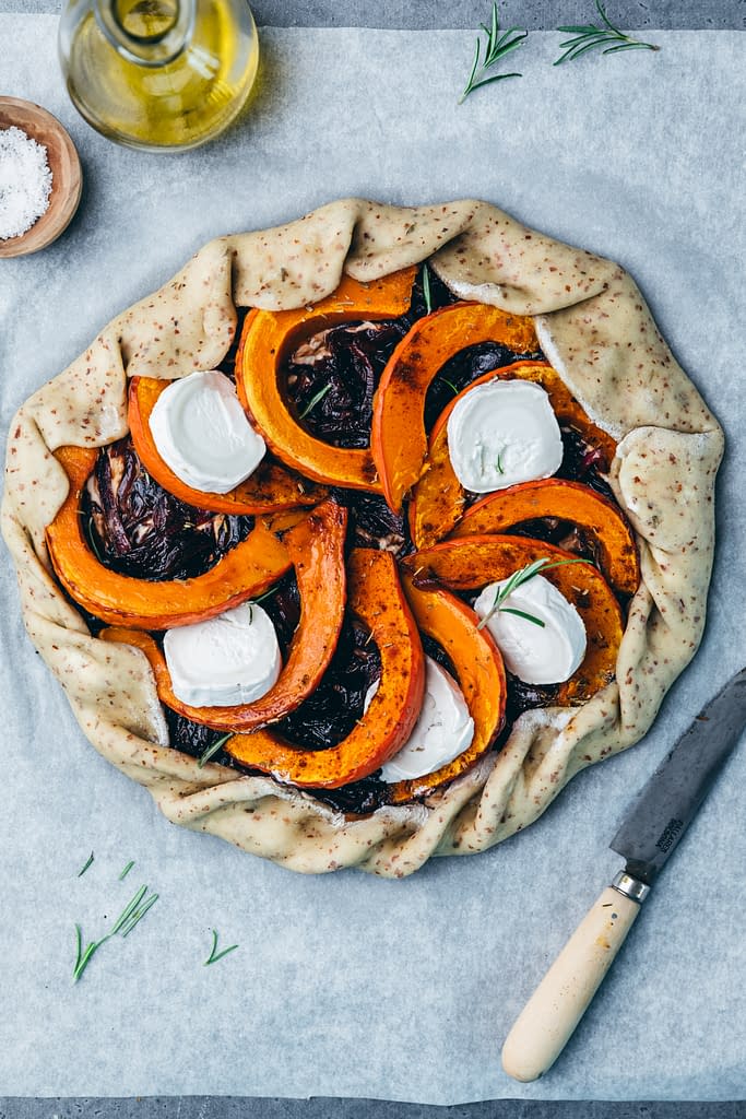 Tarte rustique au potimarron, oignons confits et chèvre recette