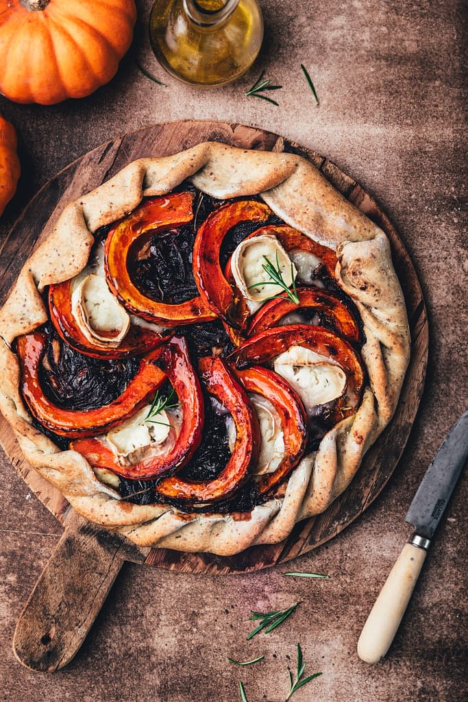 Tarte rustique au potimarron, oignons confits et chèvre 