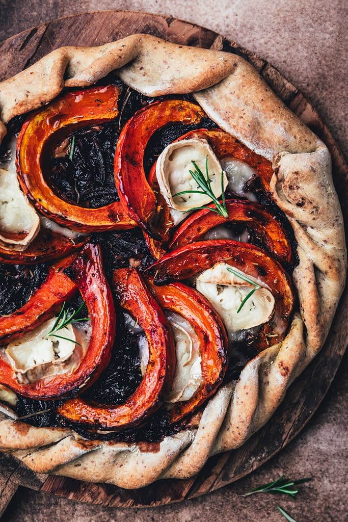 Tarte rustique au potimmarron, oignons confits et chèvre