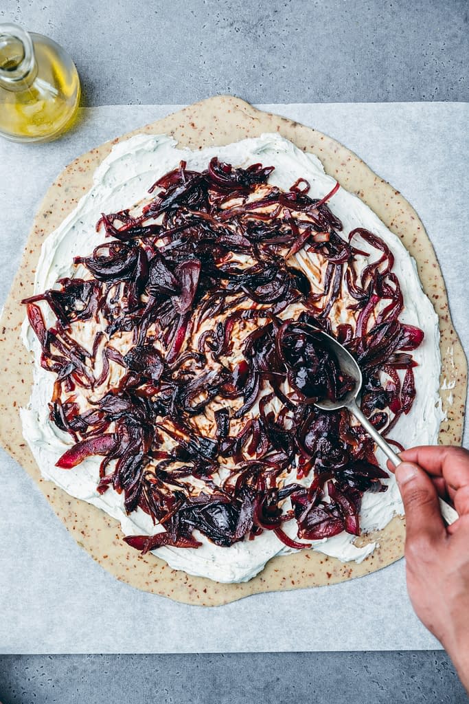 Tarte rustique au potimarron, oignons confits et chèvre recette