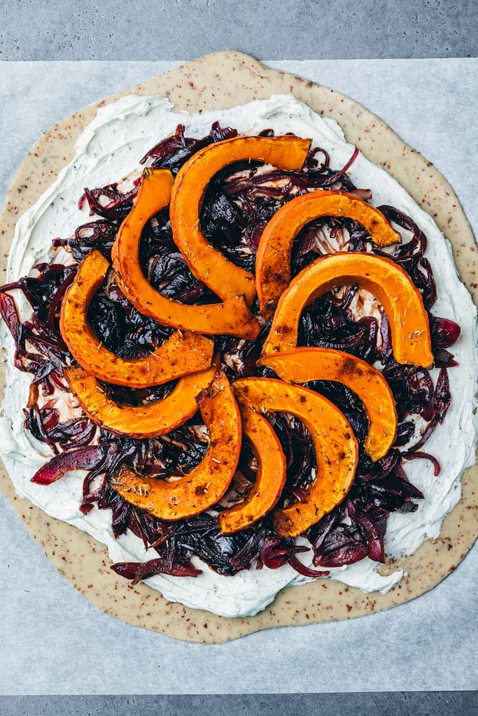 Tarte rustique au potimarron, oignons confits et chèvre recette