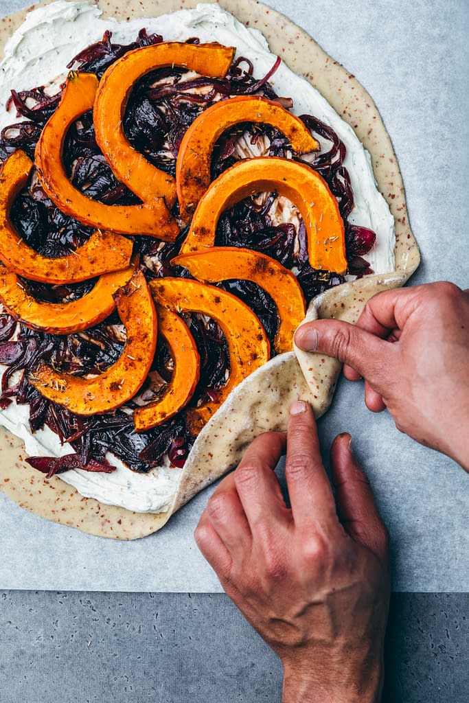 Tarte rustique au potimarron, oignons confits et chèvre recette