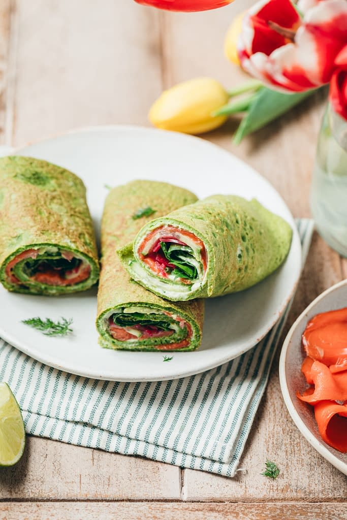 Wraps d’épinard au saumon fumé d’Alaska, crème d’avocat et crudités – une idée de brunch healthy pour Pâques