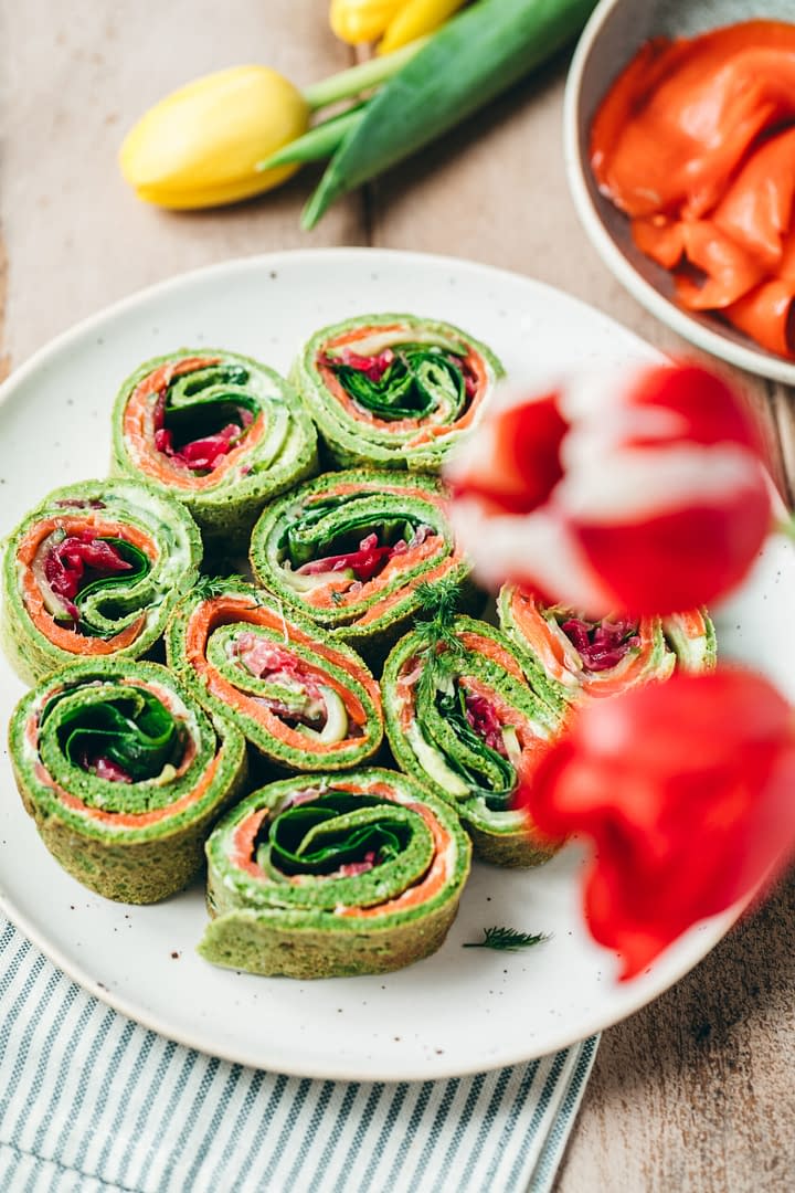 Wraps d’épinard au saumon fumé d’Alaska, crème d’avocat et crudités – une idée de brunch healthy pour Pâques