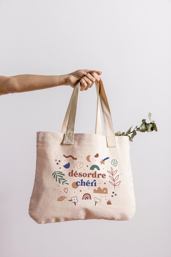 Tote bage avec les éléments visuels qui composent l’identité visuelle de Désordre Chéri.