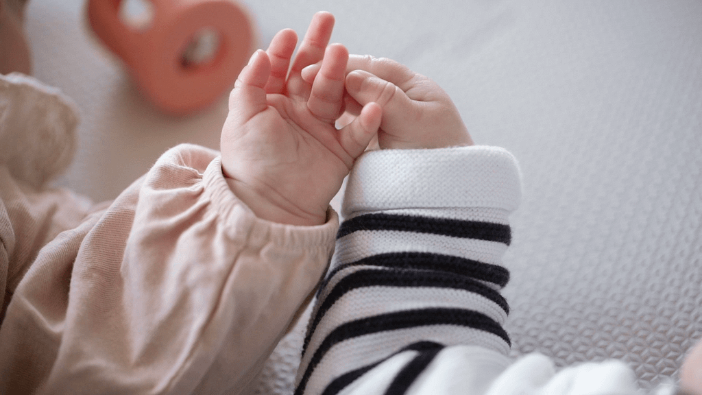 petites mains de jumeaux qui se tiennent