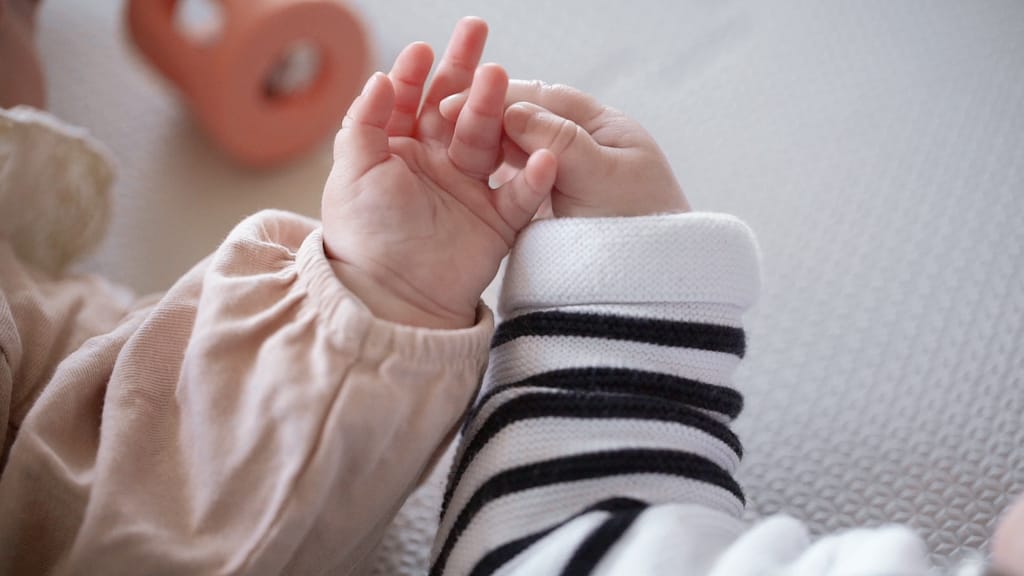 petites mains de jumeaux qui se tiennent