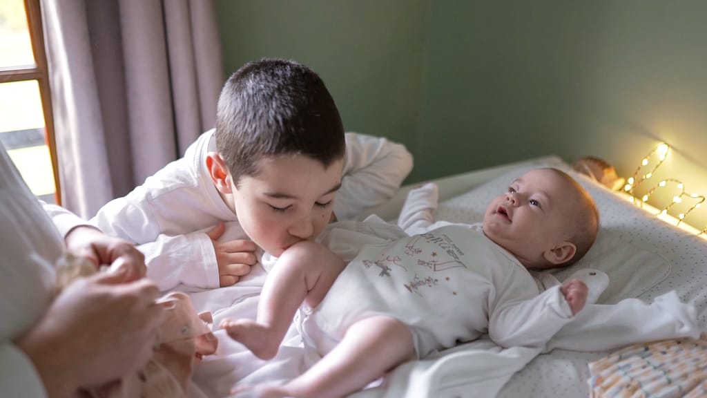 Grand frère avec son petit frère