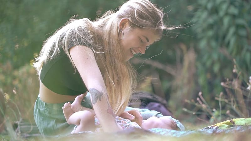 Idée de cadeau de naissance. maman et bébé