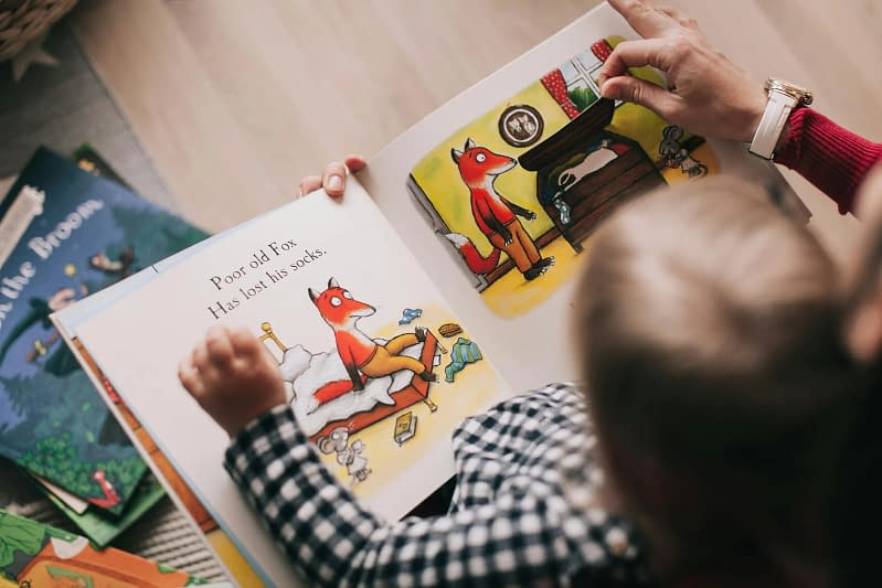 Enfant lisant un livre sensoriel