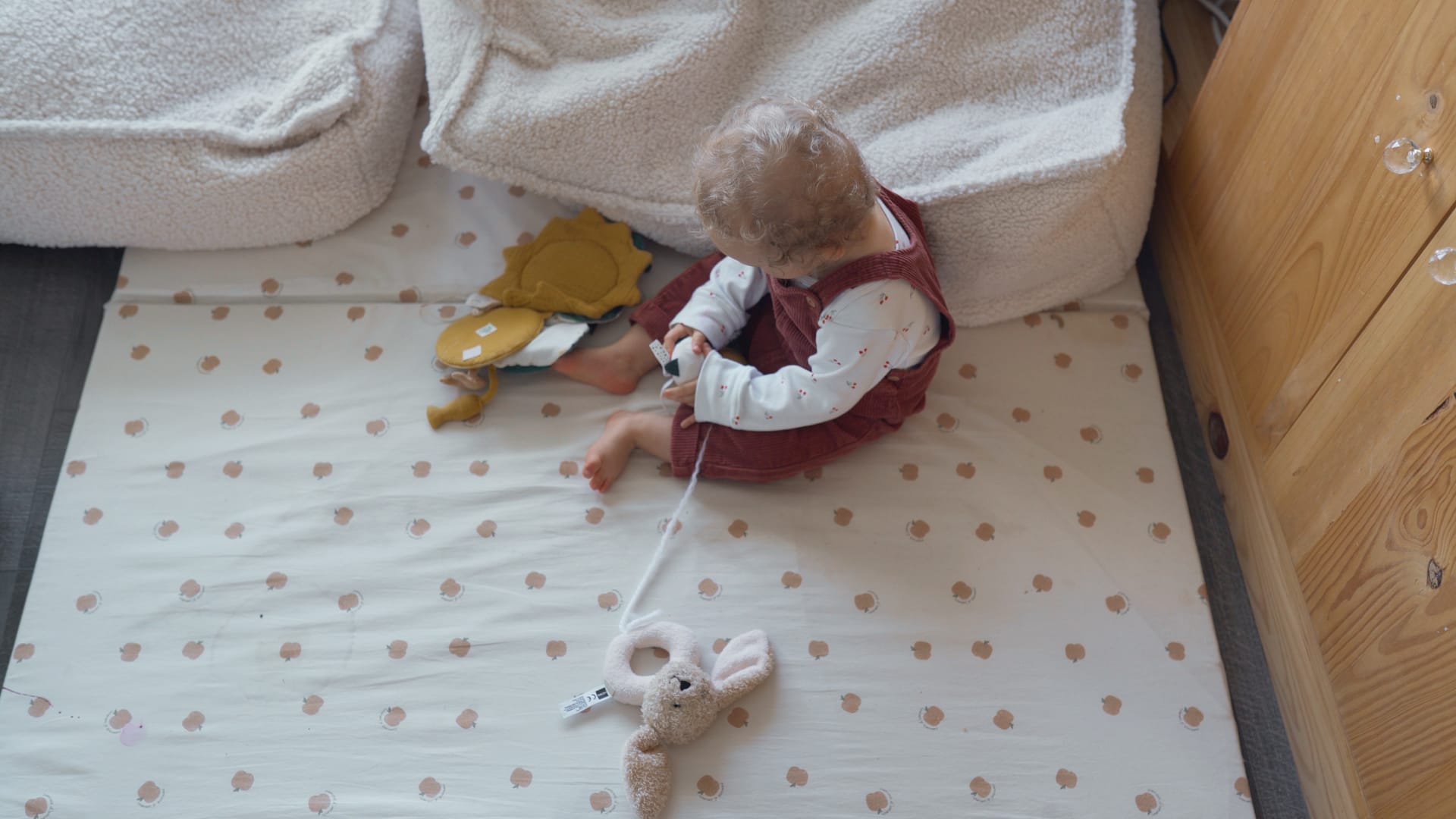 Mon fils avait 9 mois, il était sur son tapis d'éveil Mezamé, et je me suis dit qu'il fallait que je sorte la caméra. Pas pour un projet particulier, juste pour garder cette image de lui à cet âge-là : sa façon de bouger, ses sons du moment. Je suis vidéaste de famille, c'est mon métier depuis 2020 avec Crocomaman : je filme le quotidien des gens, chez eux, pour en faire des films souvenirs où on garde les voix, les gestes, la vraie vie, pas une version mise en scène.