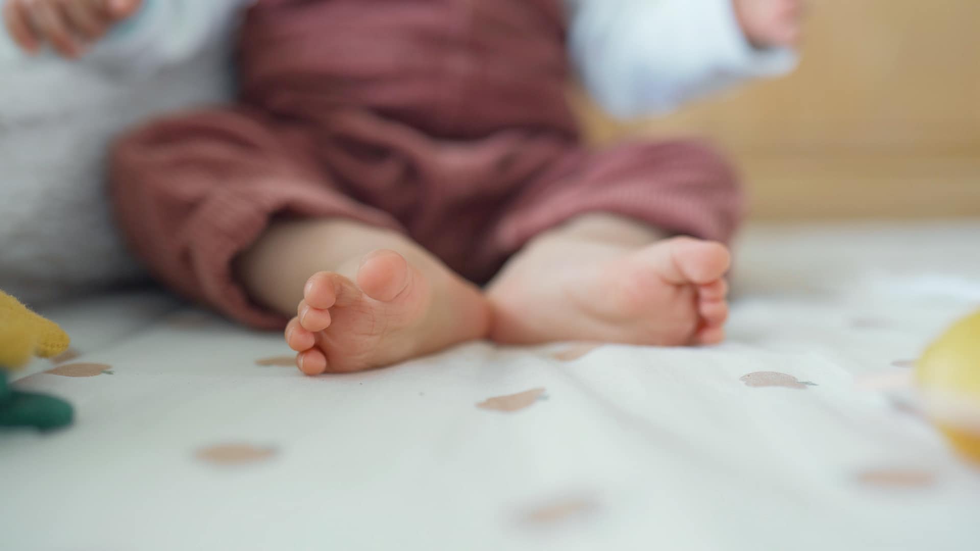 Mon fils avait 9 mois, il était sur son tapis d'éveil Mezamé, et je me suis dit qu'il fallait que je sorte la caméra. Pas pour un projet particulier, juste pour garder cette image de lui à cet âge-là : sa façon de bouger, ses sons du moment. Je suis vidéaste de famille, c'est mon métier depuis 2020 avec Crocomaman : je filme le quotidien des gens, chez eux, pour en faire des films souvenirs où on garde les voix, les gestes, la vraie vie, pas une version mise en scène.